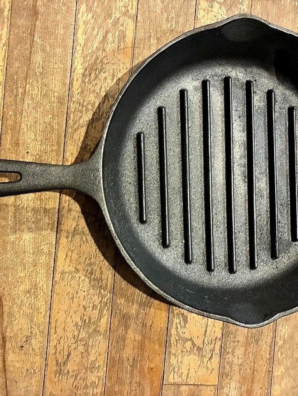 Lodge cast iron grill skillet in Black